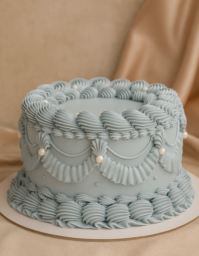 Hellblauer Bento Cake mit weißen Perlen auf beigem Hintergrund – Cake Affaire Produktfoto