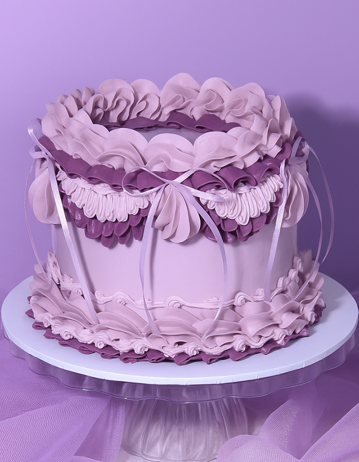 Lila Bento Cake mit Vintage-Verzierung und Schleifen