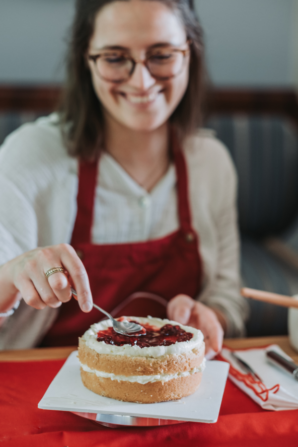 Teilnehmerin beim Füllen eines Bento Cakes im Cake Affaire Workshop – kreative Tortenworkshop-Atmosphäre