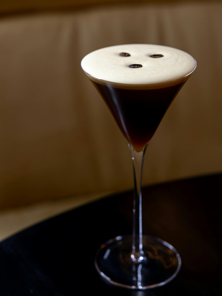 Espresso Martini Cocktail mit Kaffeebohnen für Coffee Shop Bridal Shower Inspiration