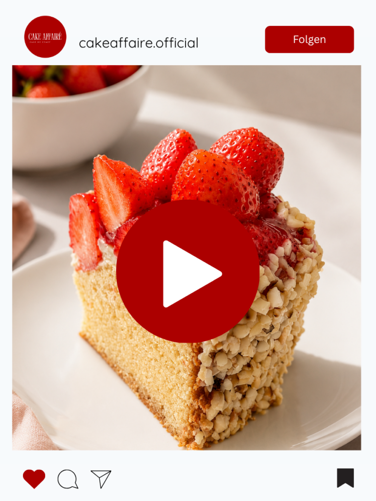 Erdbeer-Mandel-Torte mit saftigem Marzipanboden, Vanillecreme, frischen Erdbeeren und gerösteten Mandeln auf einem weißen Teller.