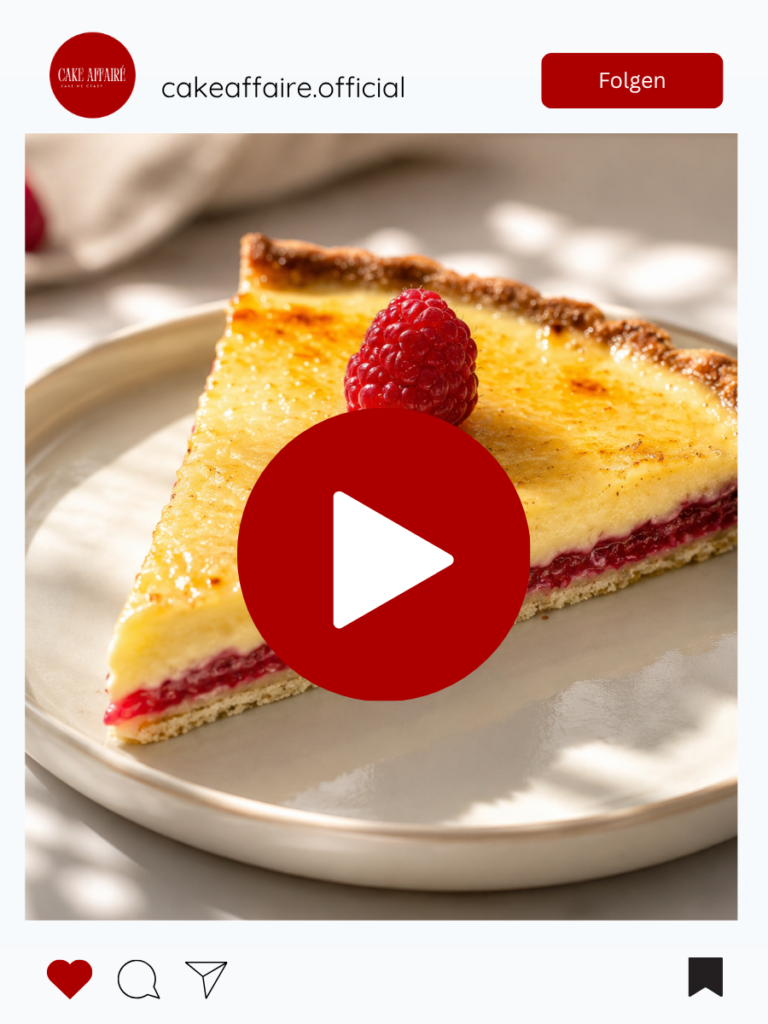 
Karamellisierte Beerentarte mit gehobenem Stückchen