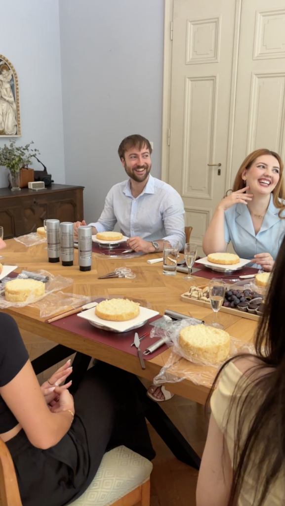 Team Event - Tortenworkshop - Teilnehmer lachen am Tisch